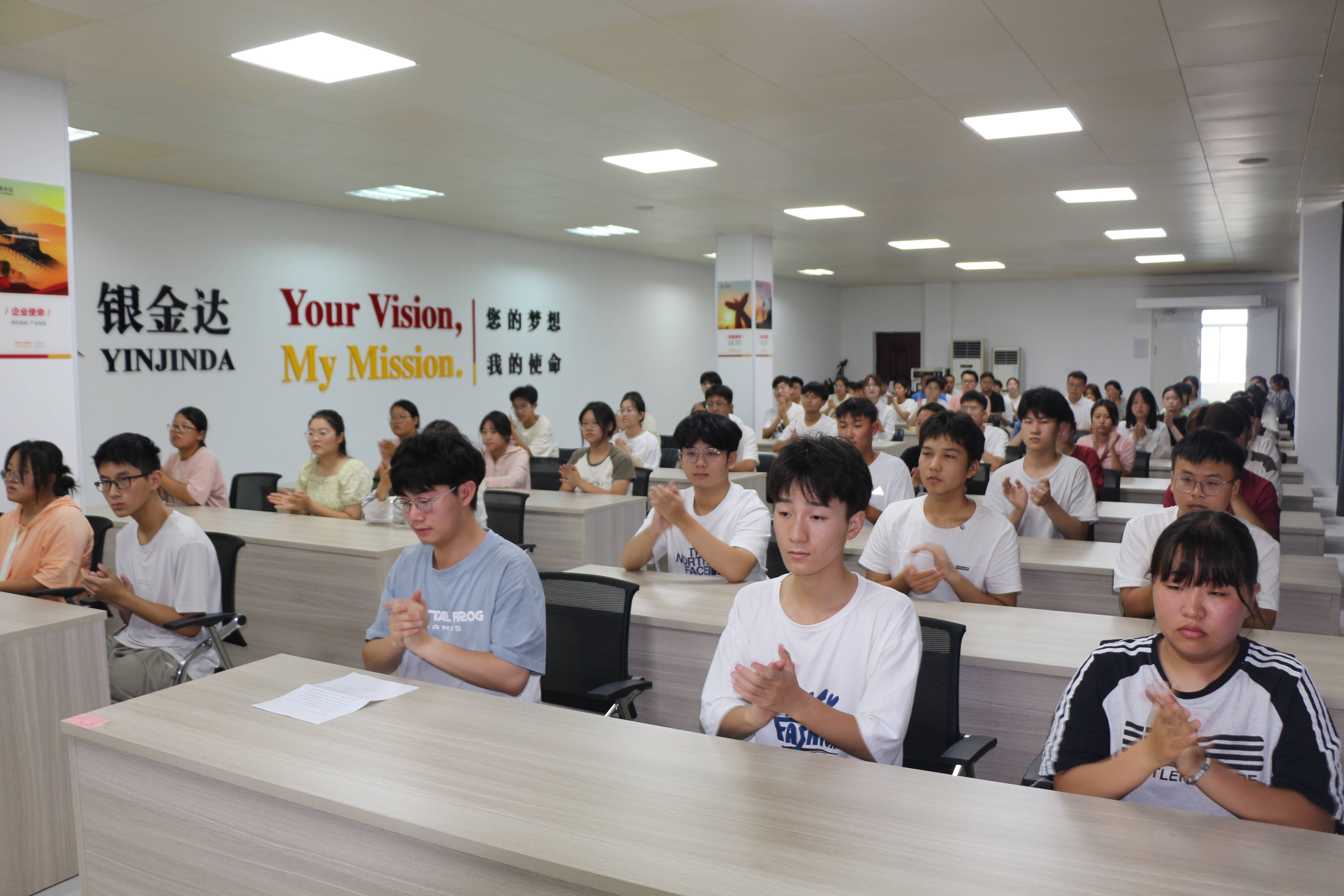 2、68名學(xué)子參加會議(1)